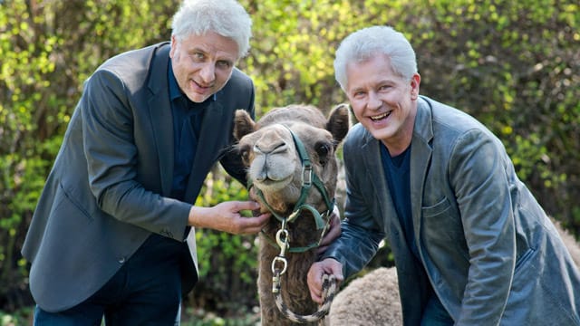 Leitmayr (Udo Wachtveitl) und Batic (Miroslav Nemec) posieren mit Kamel.