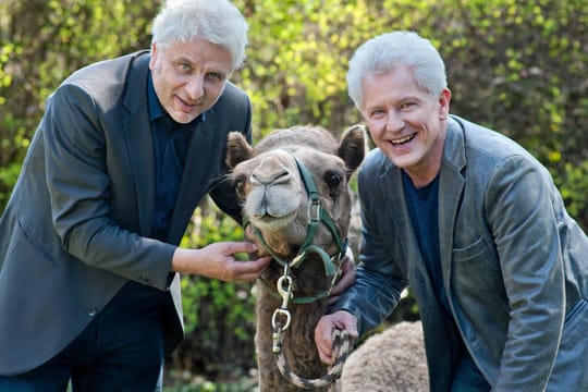 Leitmayr (Udo Wachtveitl) und Batic (Miroslav Nemec) posieren mit Kamel.