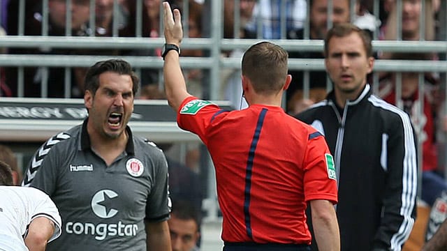 Impulsiv: Pauli-Trainer Thomas Meggle schreit Schiedsrichter Robert Kampka an.