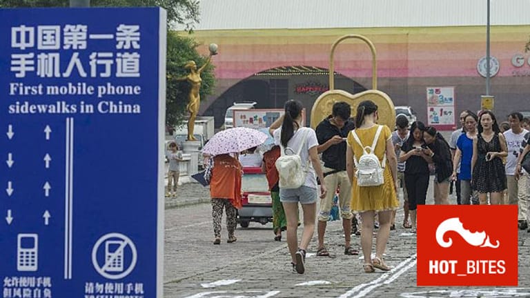 China: Erster Bürgersteig für Smartphone-Süchtige eröffnet