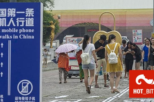 China: Erster Bürgersteig für Smartphone-Süchtige eröffnet