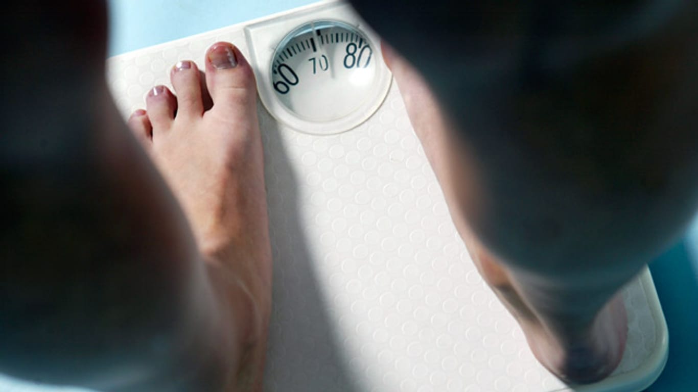 Eine Gewichtszunahme von mehr als zwei Kilo in drei Tagen gilt als Alarmzeichen. Dann sollten Herzpatienten dringend einen Arzt aufsuchen.