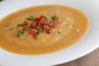 Die klassische und etwas deftigere Variante der Hokkaido-Suppe: Mit Speckwürfeln, Crème fraîche und Zwiebeln