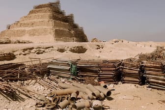 Um die Restaurationsarbeiten an der ägyptischen Djoser-Pyramide ist ein heftiger Streit entbrannt.