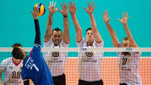 Die deutschen Volleyballer Dirk Westphal, Marcus Boehme und Georg Grozer (v.re.) blocken den Schlag des Franzosen Kévin Tillie. Die deutschen Volleyballer Dirk Westphal, Marcus Boehme und Georg Grozer (v.re.) blocken den Schlag des Franzosen Kévin Tillie.