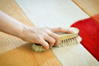 Teppiche sammeln schnell Schmutz und sollten deswegen gründlich gereinigt werden