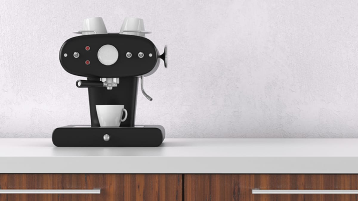 Kaffeeflecken an der Wand entfernen: Diese Hausmittel wirken sofort