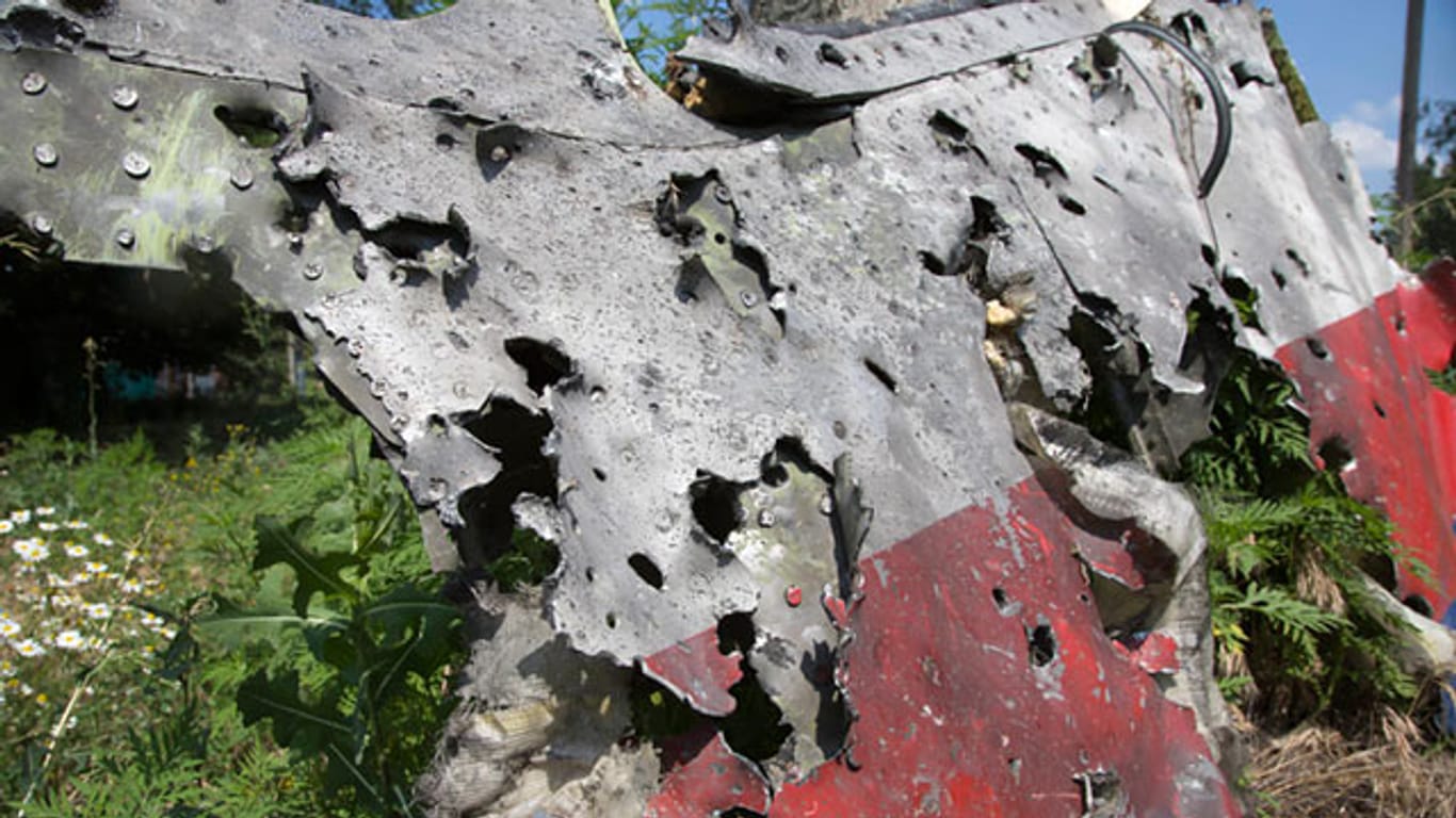 Ein Wrackstück des Fluges MH17 nahe Petropavlivka in der Ostukraine