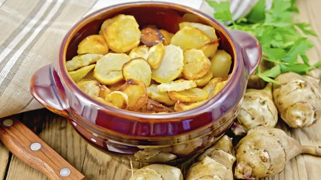 Die Knolle Topinambur kann auf verschiedene Weise zubereitet werden - roh, gekocht, gebraten oder gebacken