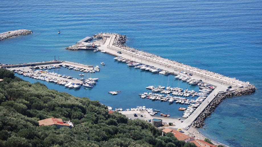 Ein Blick auf den Hafen von Pisciotta. Zu Fuße des Hügels liegt die Marina di Pisciotta.