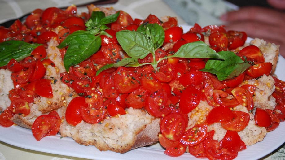 Aus der Region stammen viele Leckereien wie zum Beispiel Salami, Rot- und Weißwein, Mandelgebäck gefüllt mit getrockneten Feigen, Liköre, Pasta und Olivenöl wie hier auf einer Bruschetta.