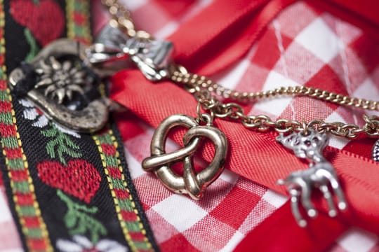 Die passenden Accessoires, zum Beispiel traditioneller Schmuck, gehören einfach dazu zum Oktoberfest-Outfit.