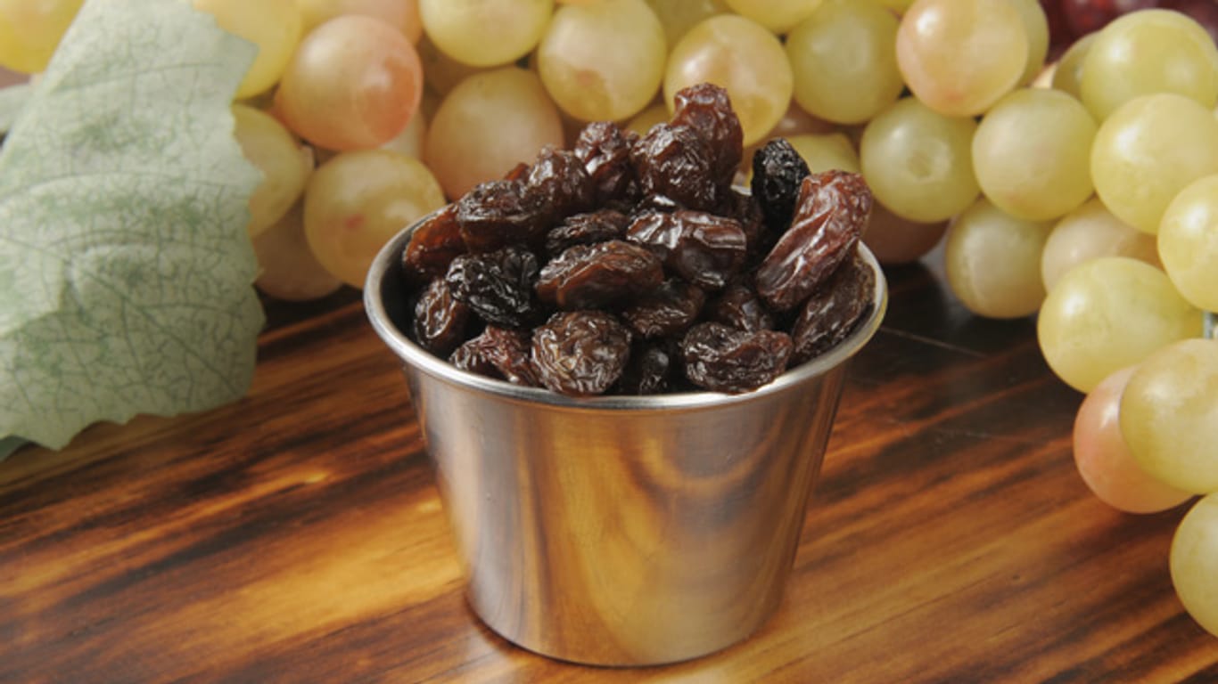 Weintrauben sind gesund und insbesondere als Rosinen getrocknet eine beliebte Beilage in Müsli und Gebäck