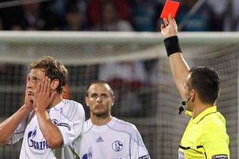 2010 sieht der Schalker Benedikt Höwedes (li.) die Rote Karte von Schiedsrichter Ivan Bebek.