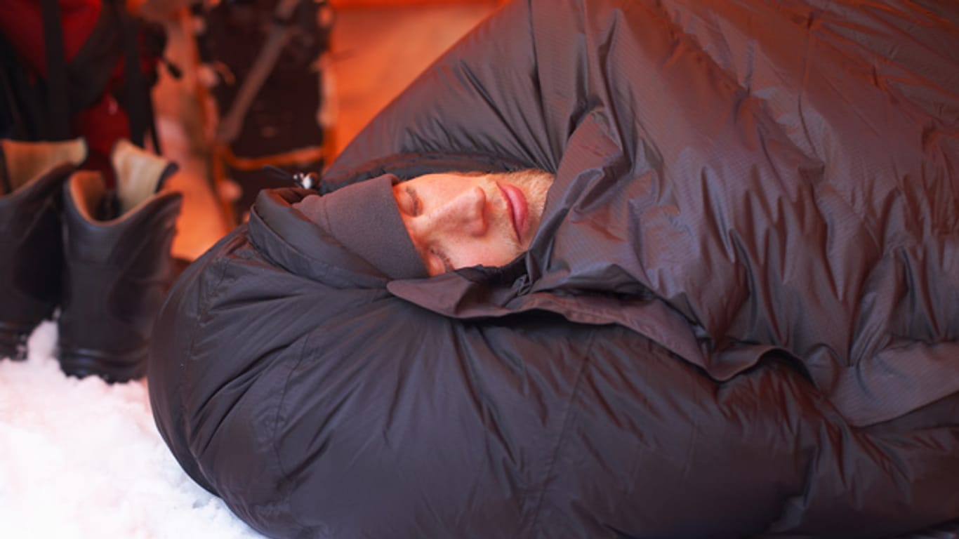 In einen Thermoschlafsack eingewickelt, kann man sogar bei eisigen Temperaturen gut schlafen