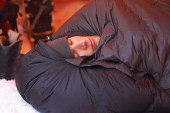 In einen Thermoschlafsack eingewickelt, kann man sogar bei eisigen Temperaturen gut schlafen