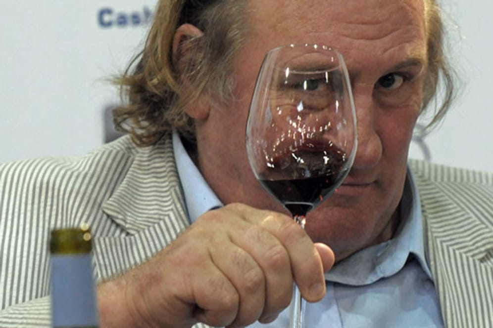 Gérard Depardieu gönnt sich gerne mehr als nur ein Gläschen.