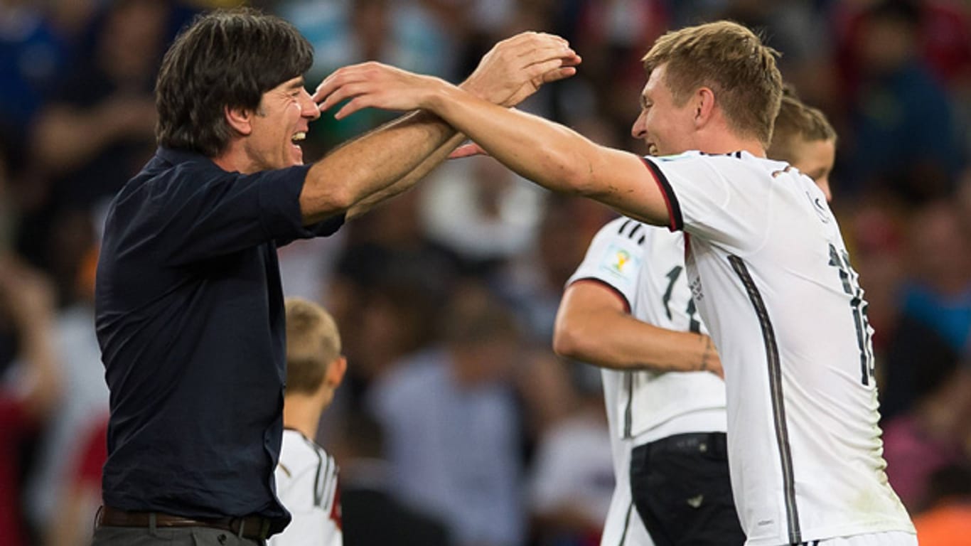Weltmeister-Trainer Joachim Löw (li.) jubelt nach dem gewonnenen WM-Finale gegen Argentinien (1:0) mit Nationalspieler Toni Kroos.