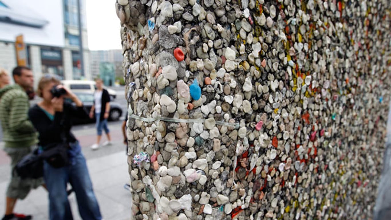Unsitte Kaugummi-Wand: In Berlin verewigen sich Besucher an einem Teilstück der Berliner Mauer.