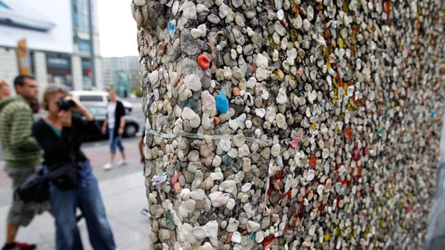 Unsitte Kaugummi-Wand: In Berlin verewigen sich Besucher an einem Teilstück der Berliner Mauer.