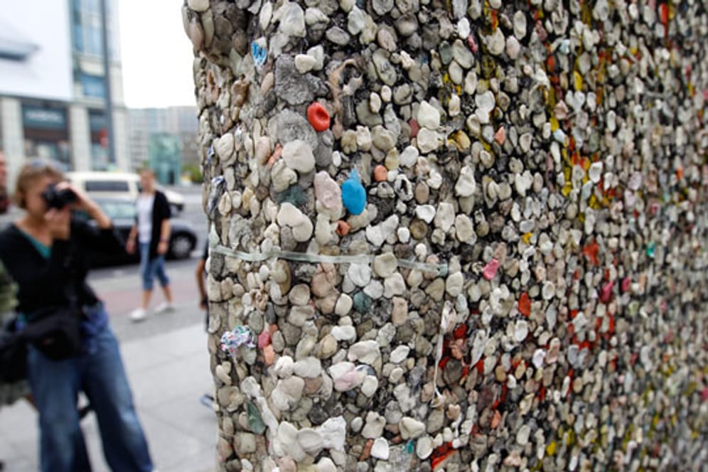 Unsitte Kaugummi-Wand: In Berlin verewigen sich Besucher an einem Teilstück der Berliner Mauer.