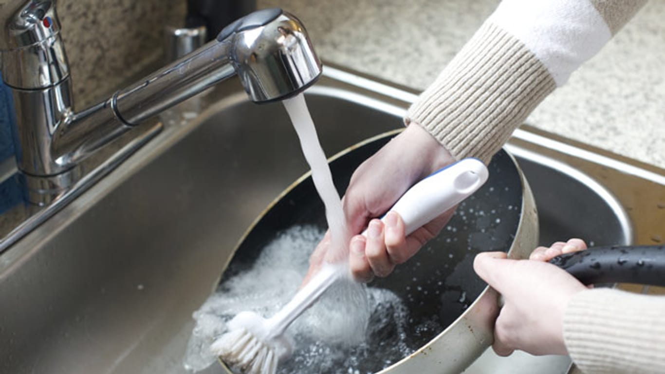 Eine gusseiserne Pfanne sollten Sie mit heißem Wasser und einem Schwamm oder einer Bürste reinigen.