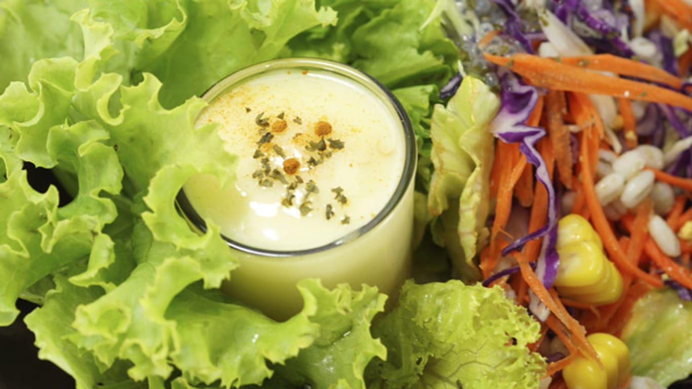 Einen Salat können Sie mit einem leckeren und leichten Diät-Dressing verfeinern