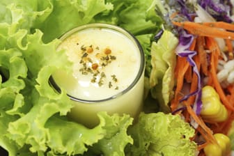 Einen Salat können Sie mit einem leckeren und leichten Diät-Dressing verfeinern