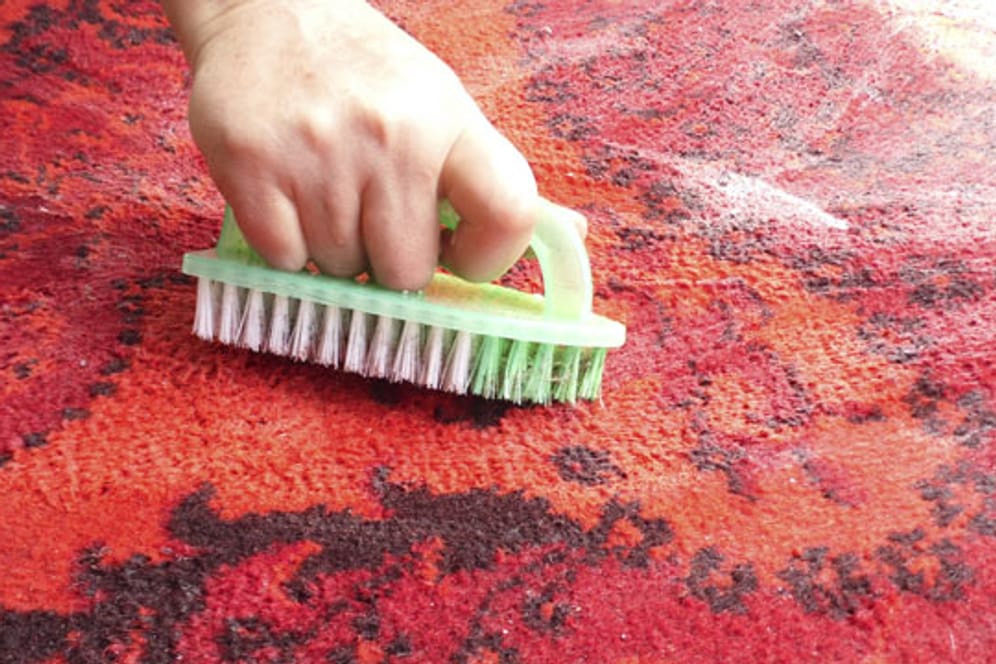 Um die Lebensdauer von Ihrem Teppich zu erhöhen, sollten Sie ihn regelmäßig reinigen.