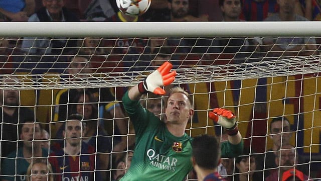 Marc-André ter Stegen im Barca-Tor pariert einen Schuss.