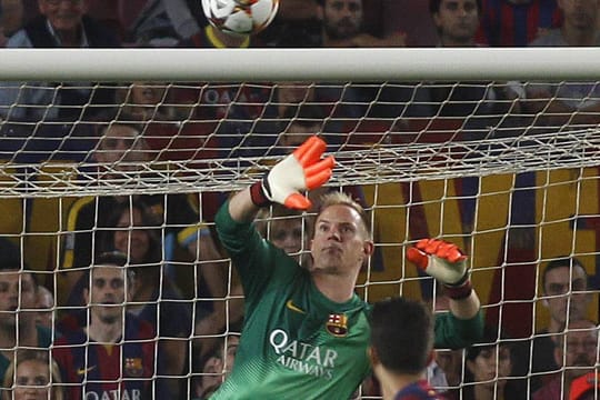 Marc-André ter Stegen im Barca-Tor pariert einen Schuss.
