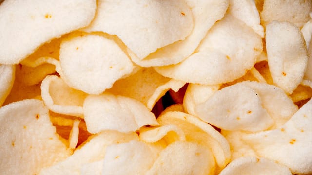 Krabbenchips, auch Krupuk genannt, werden in heißem Öl frittiert