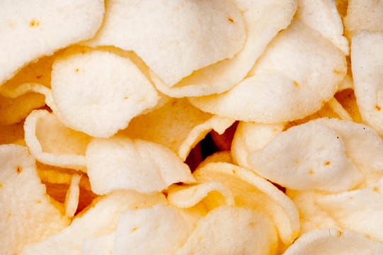 Krabbenchips, auch Krupuk genannt, werden in heißem Öl frittiert