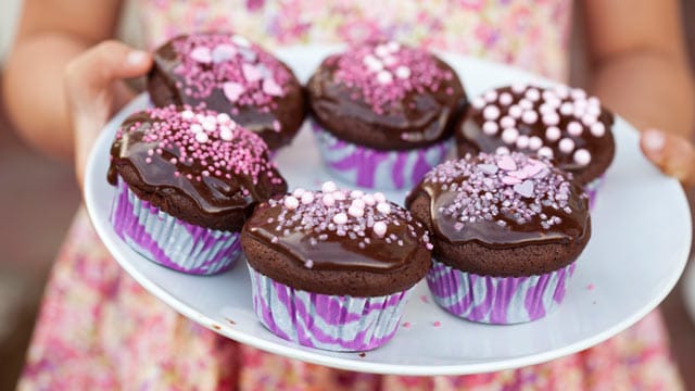 Eine Schokoglasur lässt sich leicht zubereiten und macht Muffins unwiderstehlich.