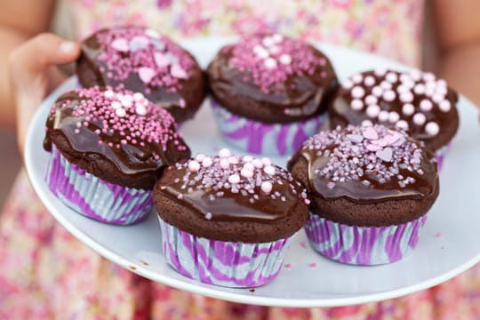 Eine Schokoglasur lässt sich leicht zubereiten und macht Muffins unwiderstehlich.