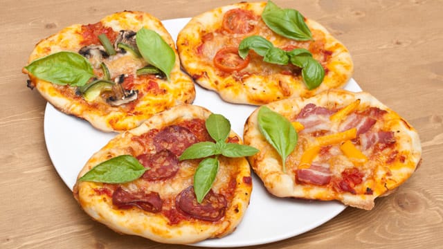 FriFrischer Oregano verfeinert die fertigen Mini-Pizzas