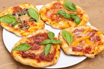 FriFrischer Oregano verfeinert die fertigen Mini-Pizzas