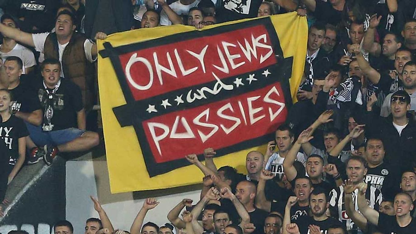 Ein Plakat von Fans des serbischen Klubs Partizan Belgrad mit den Worten "Nur Juden und Schlappschwänze".