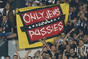 Ein Plakat von Fans des serbischen Klubs Partizan Belgrad mit den Worten "Nur Juden und Schlappschwänze".
