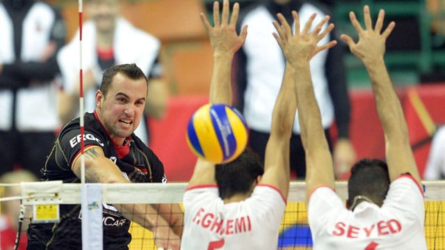 Mit Urgewalt schmettert Georg Grozer (li.) den Ball am iranischen Block vorbei. Mit Urgewalt schmettert Georg Grozer (li.) den Ball am iranischen Block vorbei.