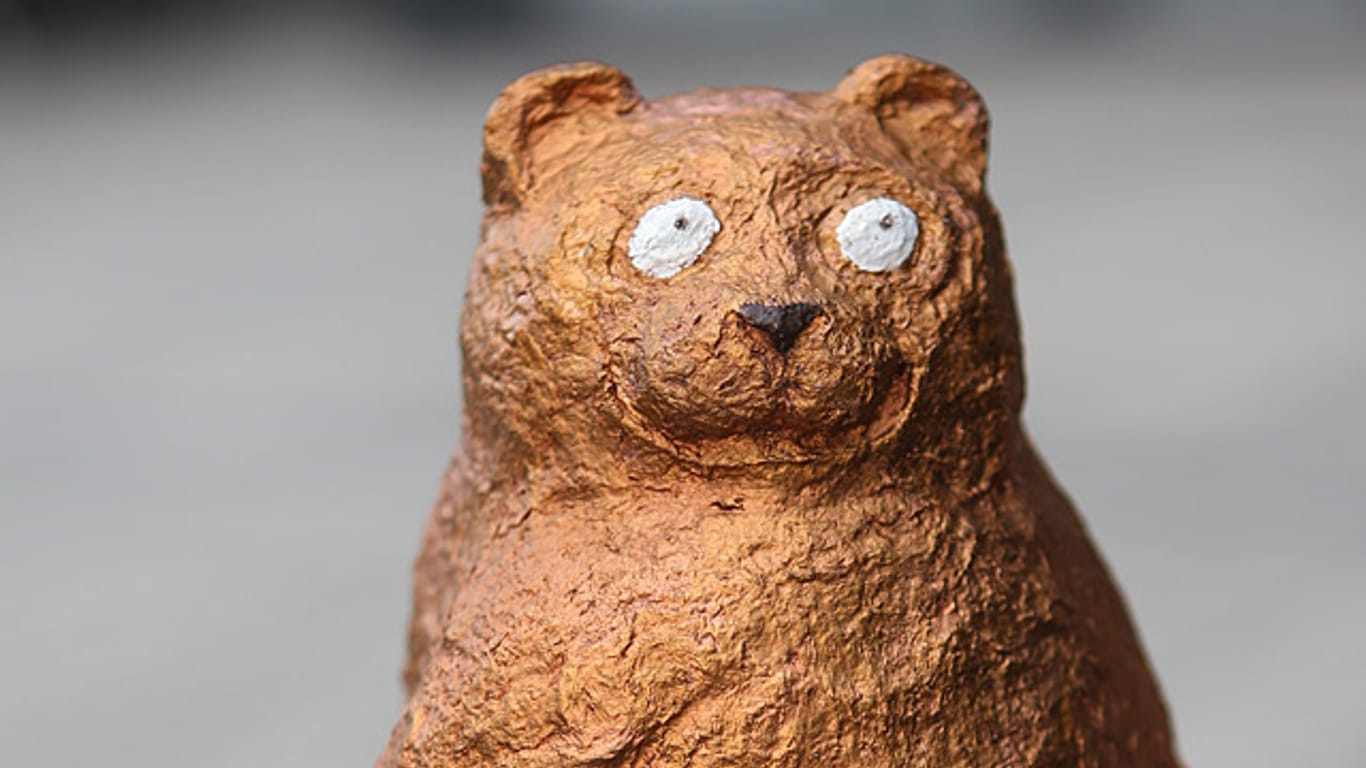 Bildhauer Siegfried Böttcher präsentiert die Modellskulptur eines sich befummelnden Kragenbären.