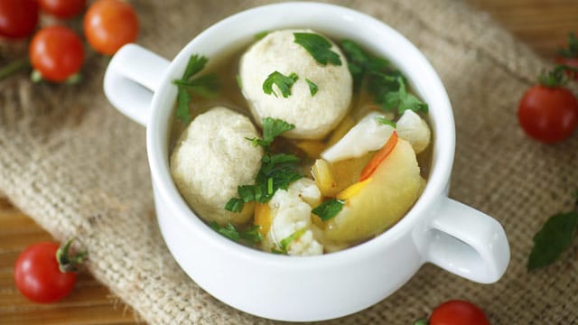 Markbällchen schmecken in einer Suppe herzhaft und delikat.