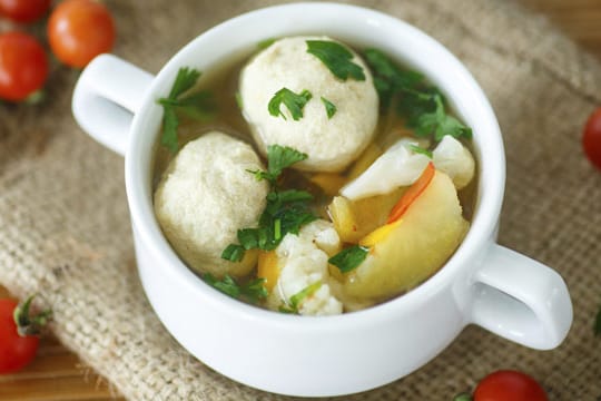 Markbällchen schmecken in einer Suppe herzhaft und delikat.