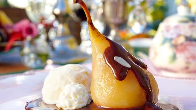 Birne Helene ist mit Eis, Obst und Schokosoße eine köstliche Nachspeise.