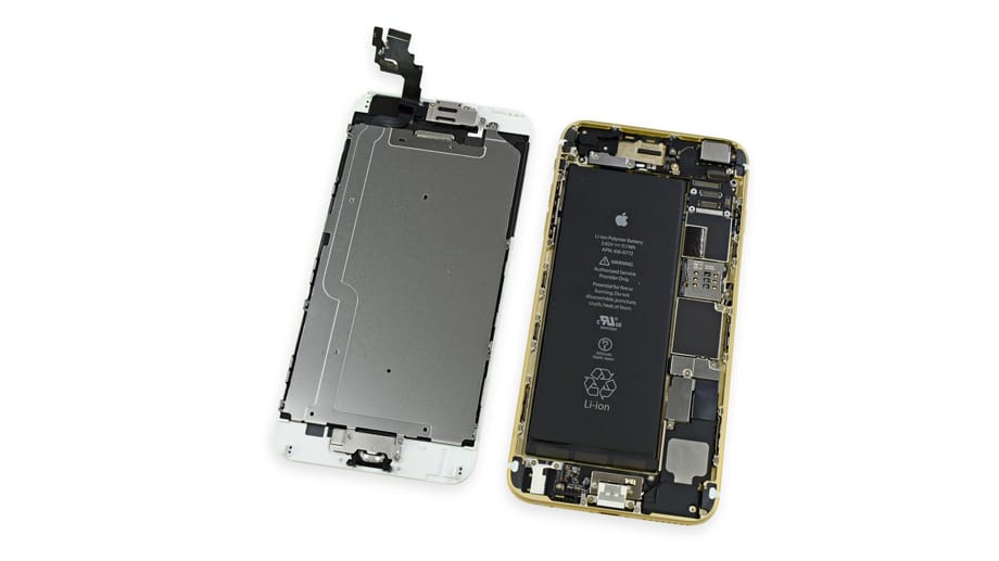 Nach dem Entfernen des Displays ist das Innenleben des iPhone 6 Plus zu sehen.