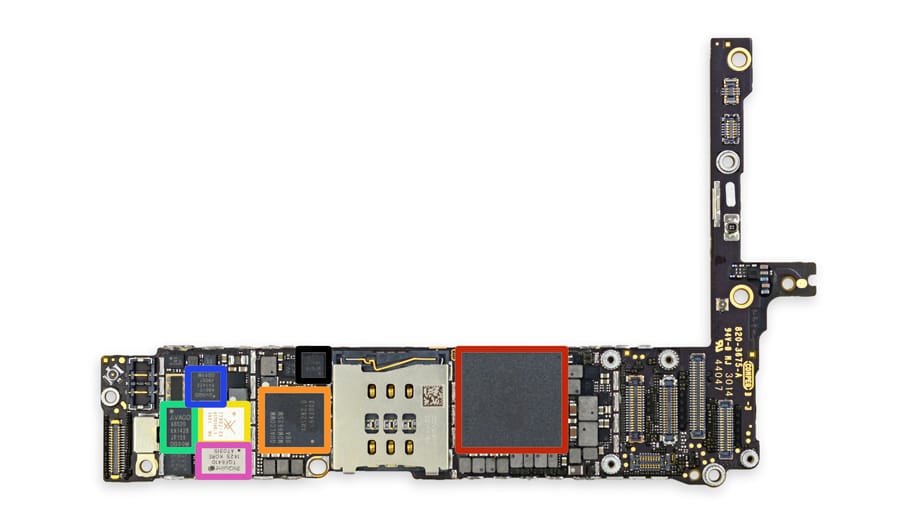 Rot markiert rechts neben dem Micro-SIM-Kartenschacht ist der A8-Prozessor des iPhone 6 Plus zu sehen.