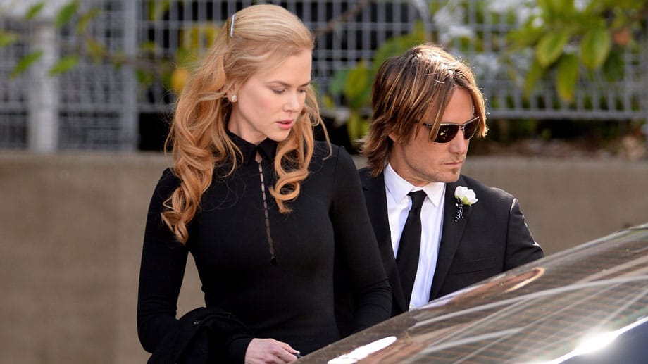 Nicole Kidman wird bei der Trauerfeier von ihrem Mann Keith Urban unterstützt.