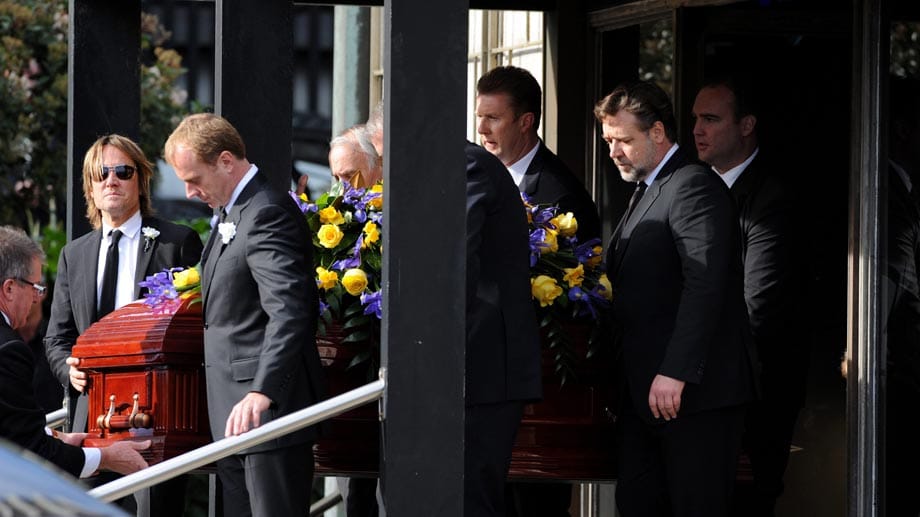 Auch Hollywoodstar Russell Crowe (hinten rechts) gehört zu den Trauergästen und trägt den Sarg.