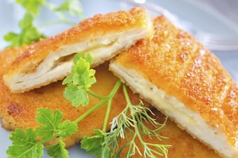 Schinken-cordon-bleu ist eine leckere Kombination aus Kalbsschnitzel, Schinken und würzigem Käse
