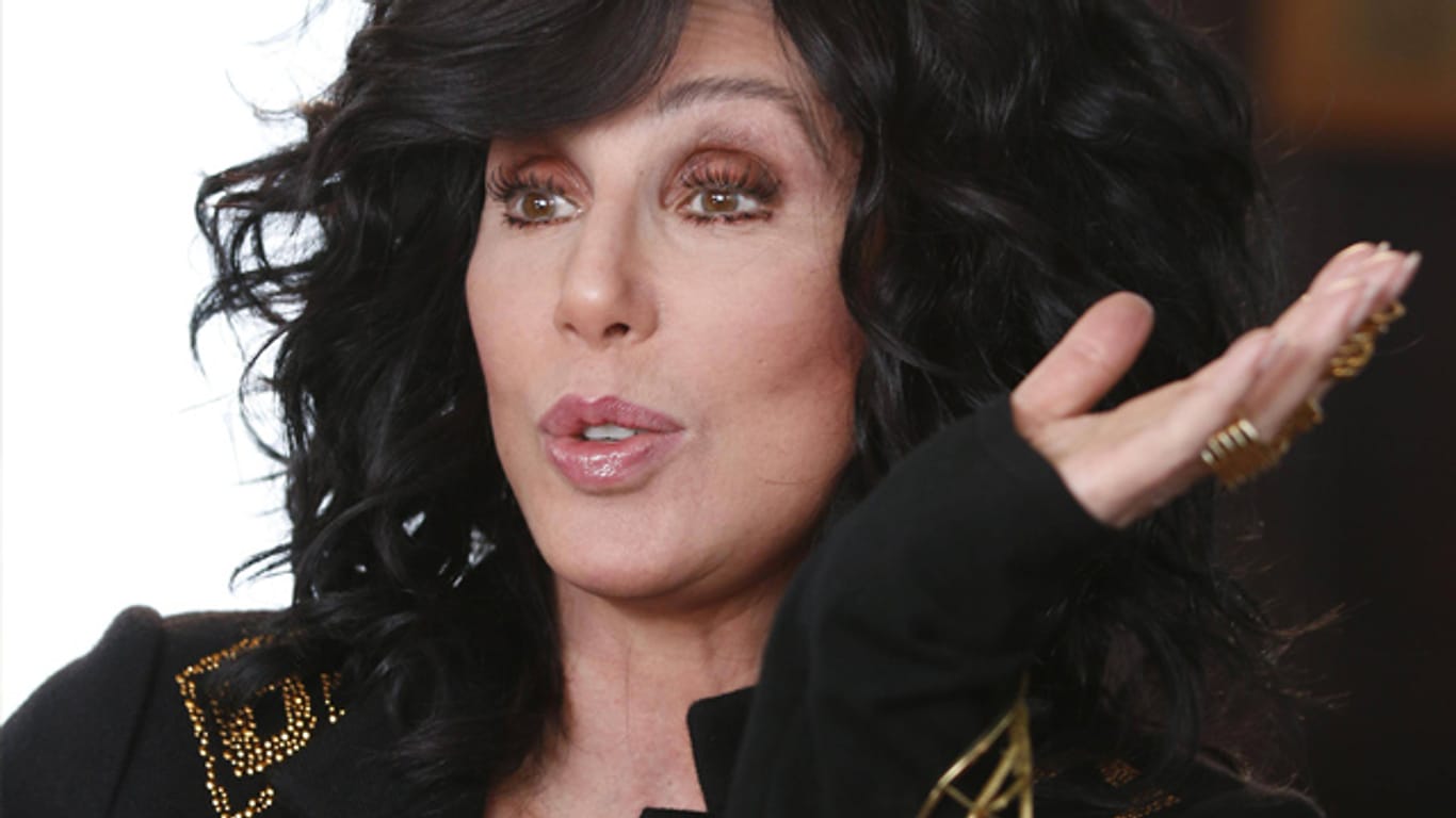 Sängerin Cher wird von drei Tänzern Diskriminierung vorgeworfen.